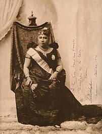 Portrait photographique de Liliʻuokalani, dernière souveraine d'Hawaï, vers 1891, dédicacé au secrétaire américain à la Marine, Josephus Daniels. (définition réelle 6 820 × 8 950)