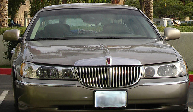 File:Lincoln Town Car Interior.jpg - Wikipedia