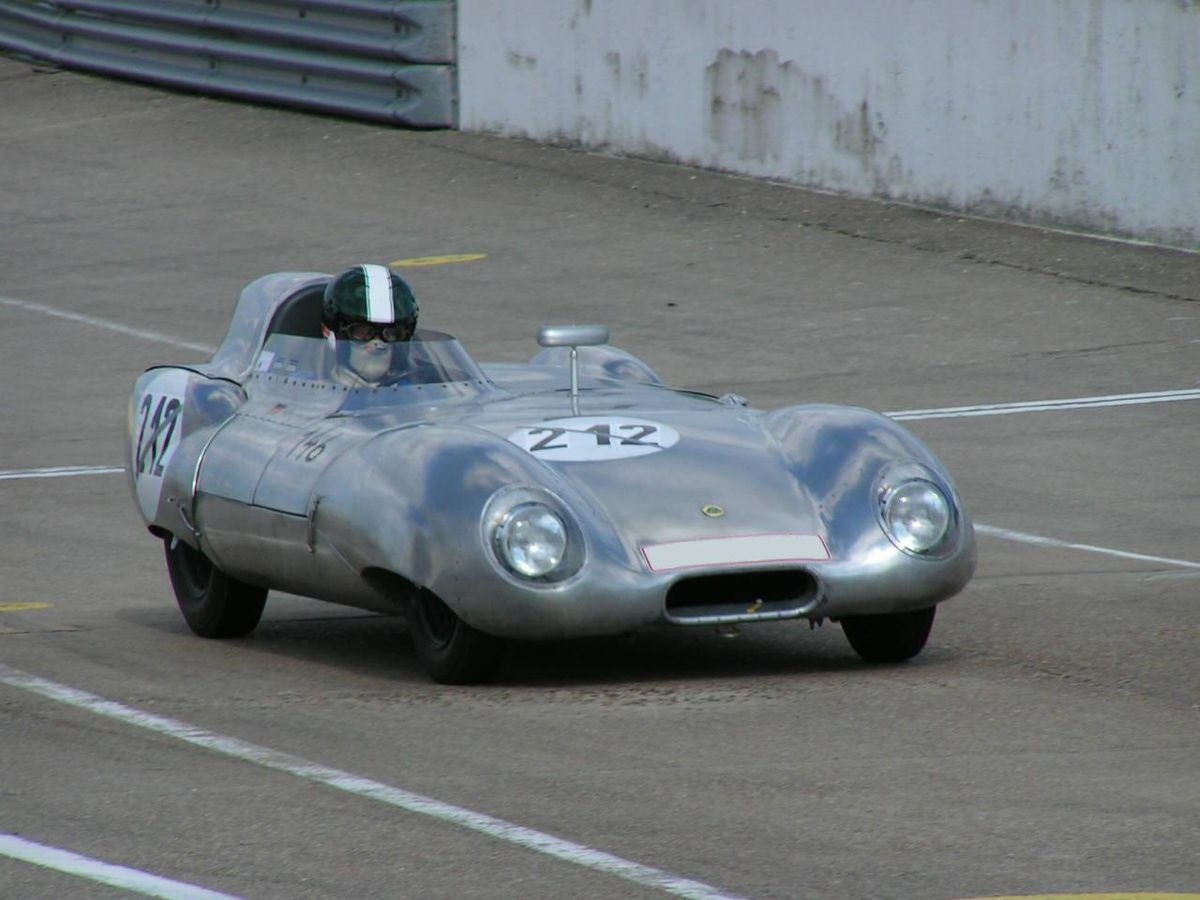 Фрэнк машины. Lotus XI le mans 1956 год. Lotus Eleven 1956 года. Автор 11 автомобиль. Колин Чапмен инженер Lotus.