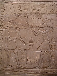 Bas-relief du temple de Louxor représentant Alexandre en pharaon qui prie Amon