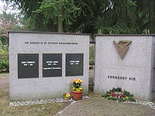 Ludwigsfelde Friedhof Gedenkstein Widerstandskämpfer.JPG