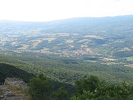Vue de Lukovo avec le mont Rtanj