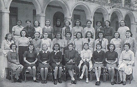 Simone Jacob (première à gauche, dernier rang) au lycée Albert-Calmette de Nice pendant l'année scolaire de 1941-1942.