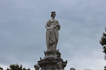 La Ville de Lyon (1865), statue sommitale de la fontaine de la place Maréchal-Lyautey. Statuaire réalisée par Guillaume Bonnet, assisté de Charles Dufraine[29].