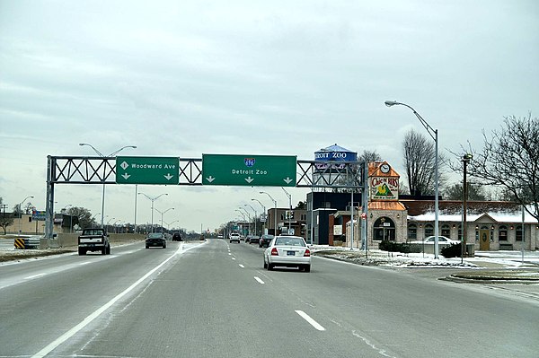 M-1 southbound approaching I-696