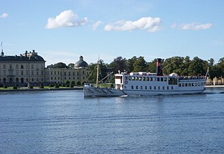 M/S Prins Carl Philip utanför Drottningholms slott.