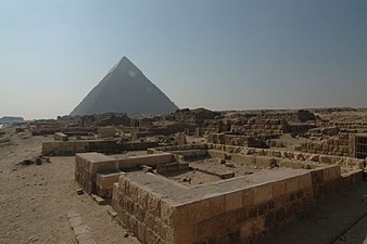 Mastabe e piramide di Chefren.