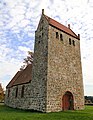 Kirche mit Portal und Feldsteintrockenmauer