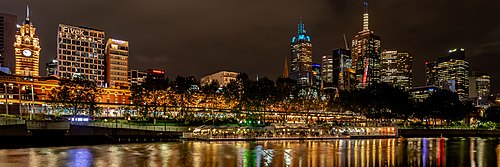 Flinders Street Station (a sinistra) e il centro città illuminati di notte.