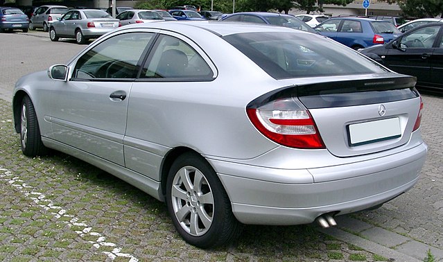 File:Mercedes-Benz W203 front 20171214.jpg - Wikimedia Commons