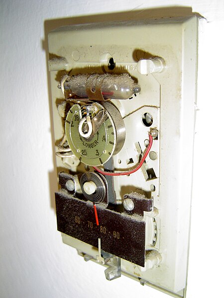 File:Mercury switched thermostat.jpg