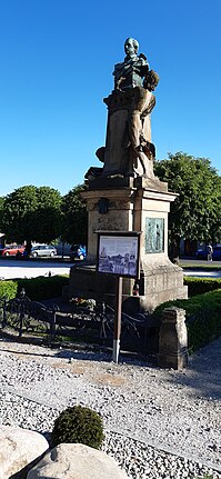 Pomník Jaromíra Erbena v Miletíně - boční pohled