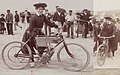 Miss Jolivet, première recordwoman de vitesse en sports mécaniques, au kilomètre de Deauville 1902 (le 26 août, sur Pécourt 1 ¹⁄₂ hp de 30 kg).