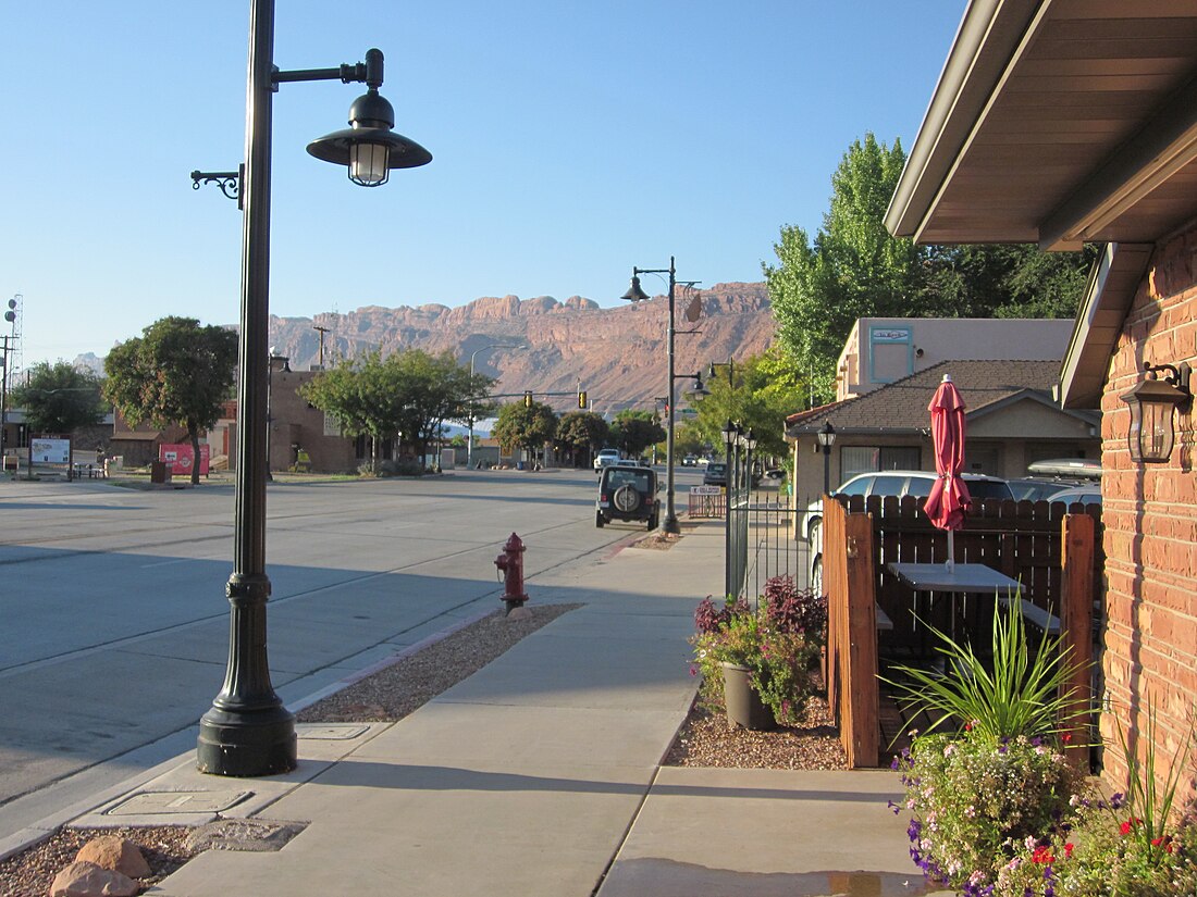 File:Moab, Utah looking south.JPG