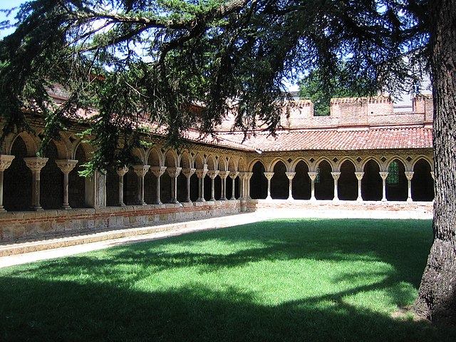 Cloister sa Saint-Pierre Abbey