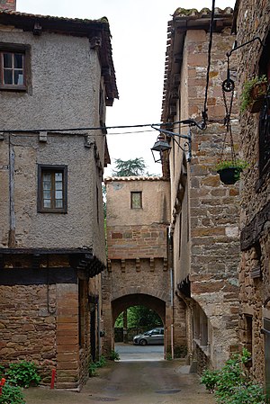 English: Rue du Château, Monestiés, Tarn, France. Français : Rue du Château, Monestiés (Tarn, France).