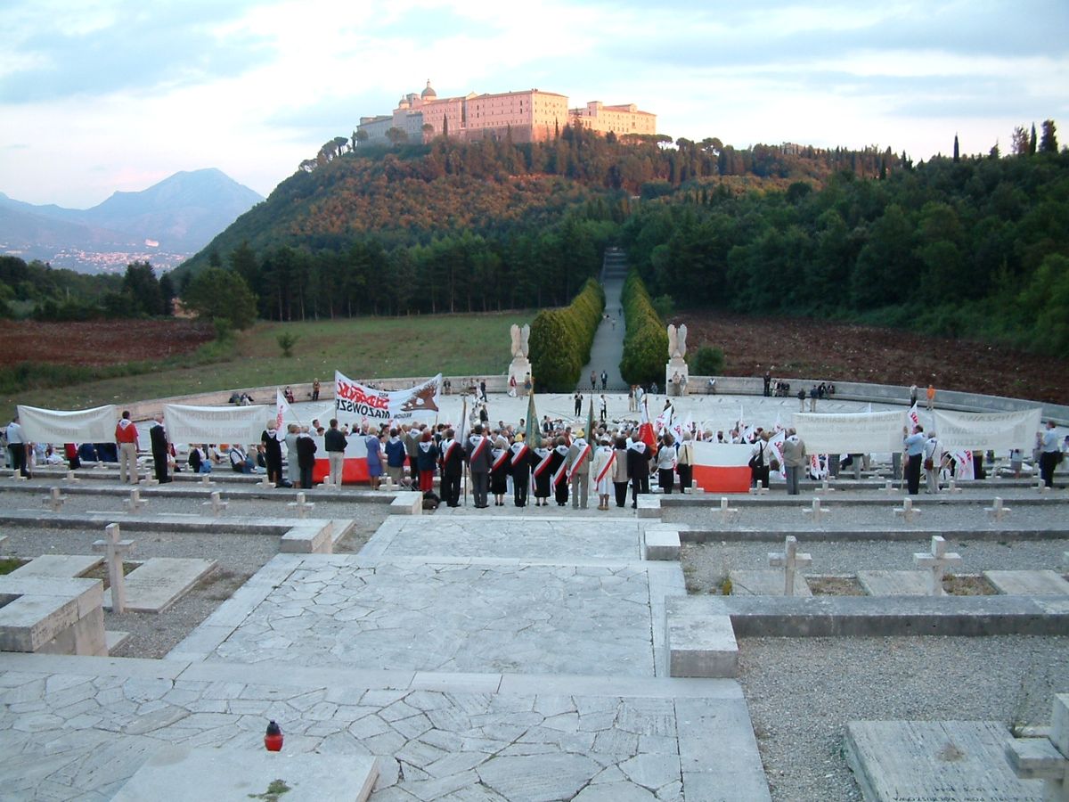 1200px-Monte_Cassino_Cmentarz_1.JPG