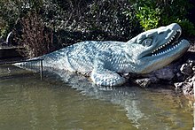 Reconstitution obsolète de Mosasaurus comme un animal amphibie, exposée au parc de Crystal Palace, à Londres, en Angleterre.