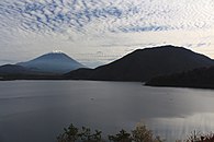 本栖湖畔から望む富士山と竜ヶ岳