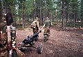 芬兰应征入伍者参与训练，带著无后座力炮进行行军。摄于1997年。
