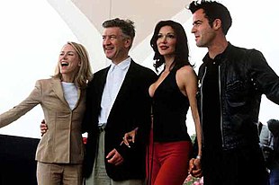 Il regista e alcuni attori a Cannes, 2001 (da sinistra: Naomi Watts, David Lynch, Laura Harring, Justin Theroux)