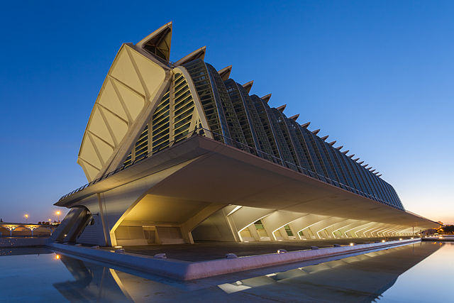 Museu de les Ciències Príncep Felip (Город искусств и наук, Валенсия) в вечерних сумерках