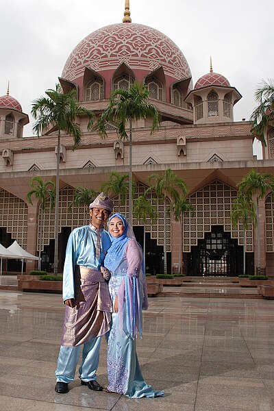 File:Muslim couple Malaysia traditional dress.jpg