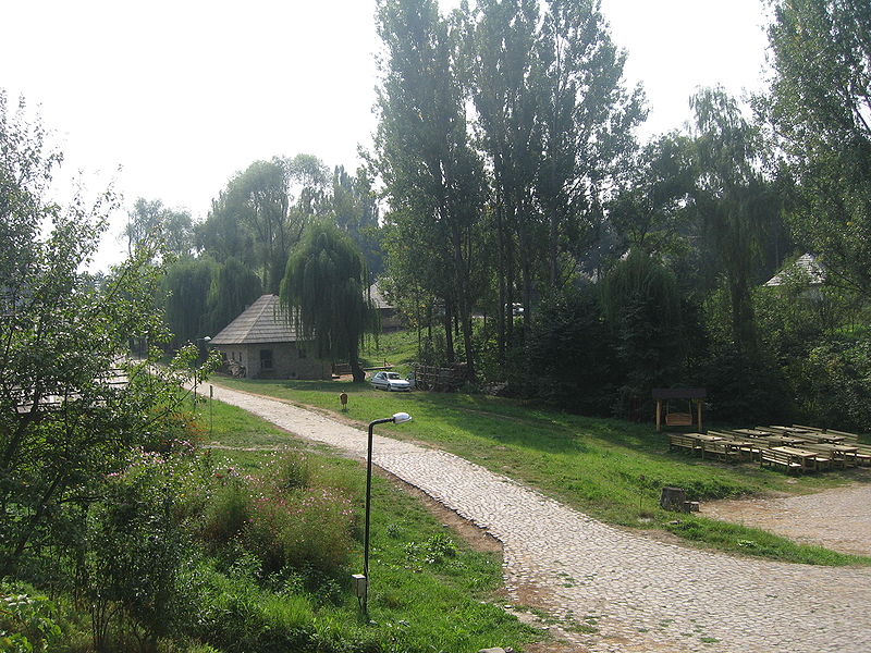 File:Muzeul Satului Bucovinean4.jpg