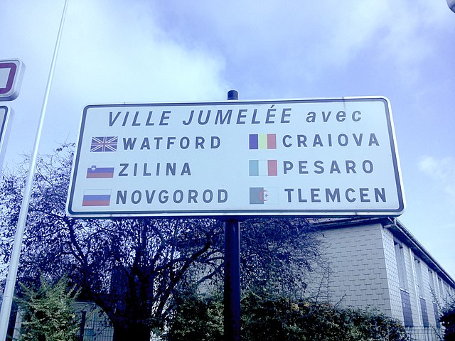 Nanterre's twin towns sign.