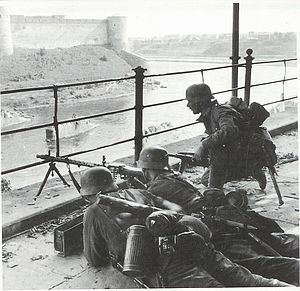 Солдати, що захищають західний берег річки Нарви.