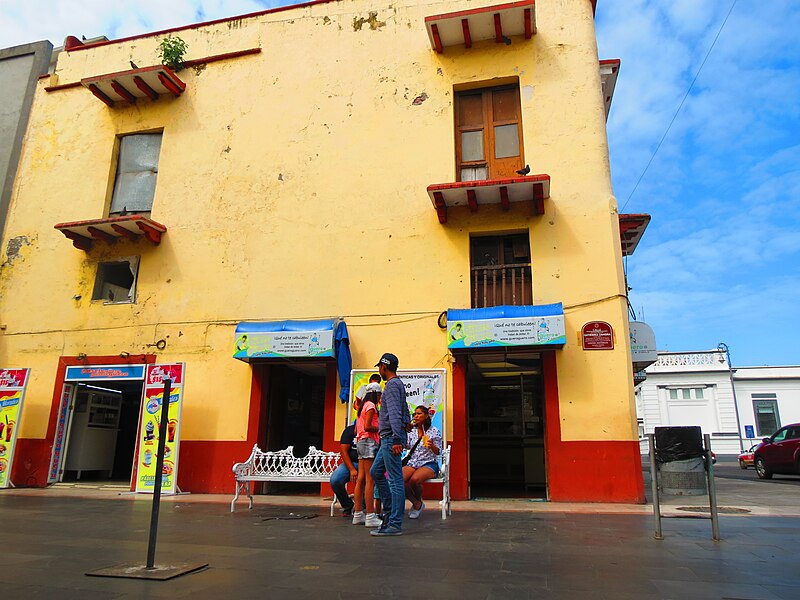 File:Nevería frente al malecón de Veracruz.jpg