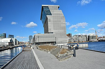 Museet set fra syd med den lille park som åbnede vinteren 2021. Foto: Helge Høifødt