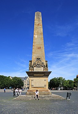 Obelisk (errichtet 1777) zum Gedenken an den kurmainzischen Erzbischof Friedrich Karl von Erthal. Domplatz in Erfurt.