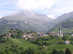 Ortsteil Zambla bassa mit dem Pizzo Arera (2512 m)