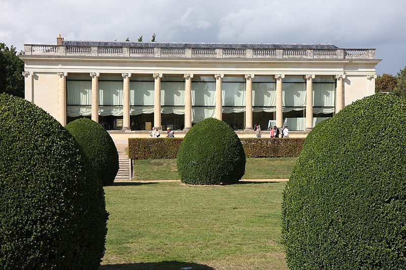 File:Orangerie et jardins.JPG