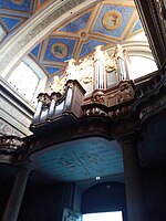 Orgue située au-dessus de l'entrée de l'église.