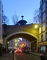 Pont de la coulée verte René-Dumont franchissant la rue.