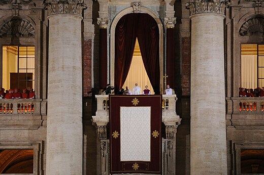 Paus Franciscus na het uitspreken van het Habemus papam op het balkon van de Sint-Pietersbasiliek, kort vóór het uitspreken van de zegen Urbi et orbi