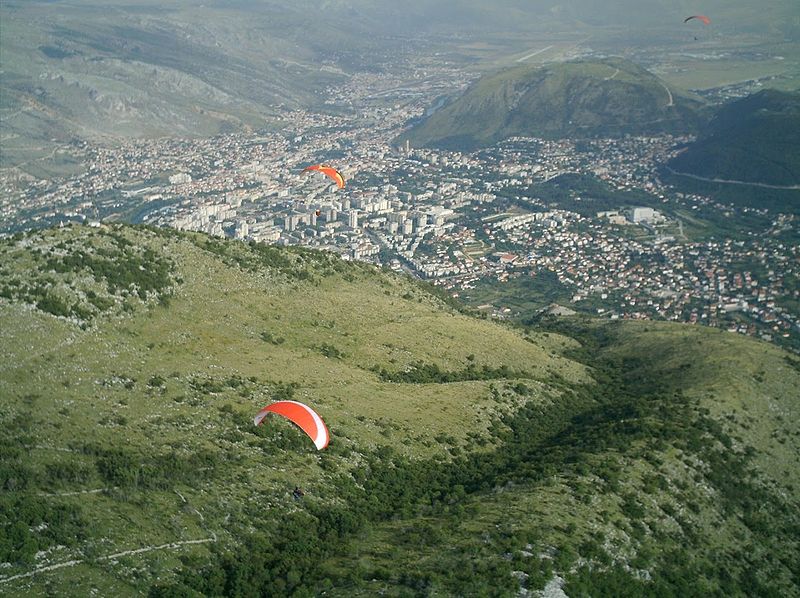 File:Paraglideri iznad Mostara 034.jpg
