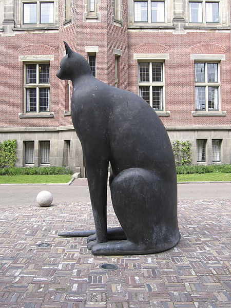 Tập_tin:Peace_Palace_cat_from_aside.JPG