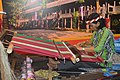 Bahasa Indonesia: Seorang wanita paruh baya dari etnis Dayak Tonyooi-Benuaq sedang menenun Ulap Doyo. "Ulap" berarti kain dan "Doyo" (Curculigo latifolia) berarti sejenis tumbuhan endemik Kalimantan yang menjadi bahan untuk membuat benang dan kemudian akan ditenun menjadi kain.