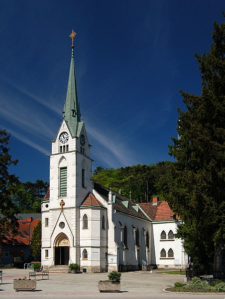 File:Pfarrkirche Hirtenberg.jpg