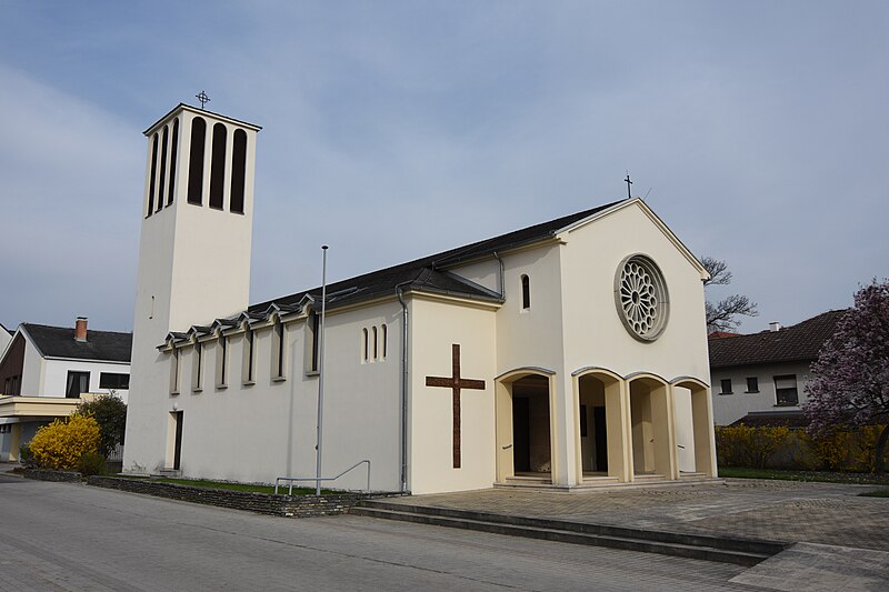 File:Pfarrkirche Stoob 01.JPG