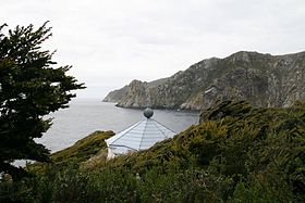 Vista del faro della fine del mondo e del promontorio.