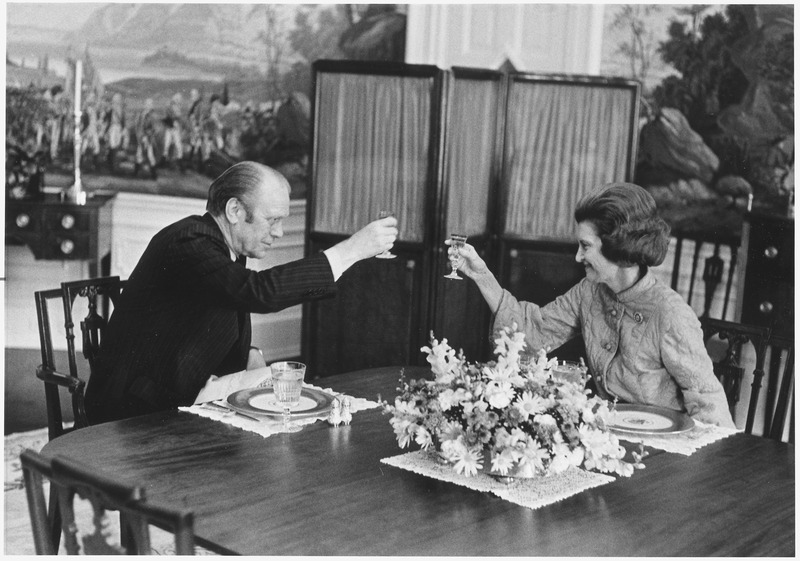 File:Photograph of President Gerald Ford and First Lady Betty Ford Offering Each Other a Toast in the Second Floor Family... - NARA - 186779.tif