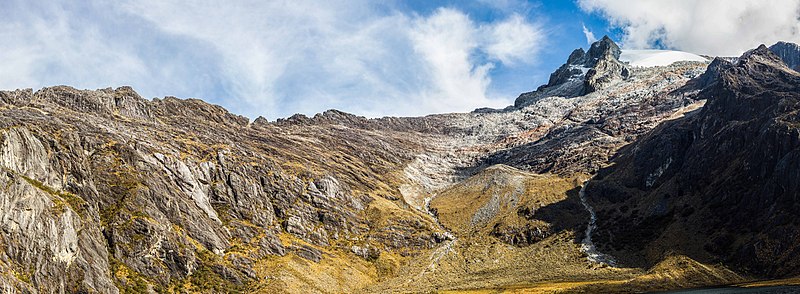 File:Pico Humboldt y su glaciar.jpg