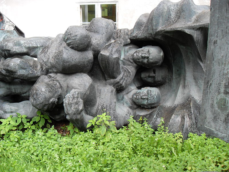File:Pile of old soviet statues and monuments 5, Maarjamäe castle, Tallinn. Estonia.jpg