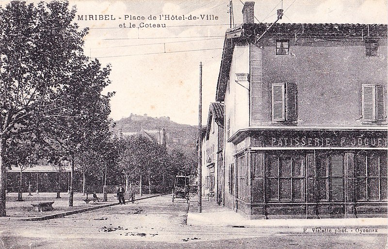 File:Place du marché de Miribel et château de Miribel.jpg