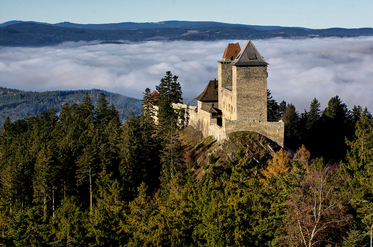 Autumn view of the Kašperk Castle, Bohemian Forest Foothills, southwestern Bohemia. Photograph: Jiří Strašek Licensing: cc-by-sa-4.0