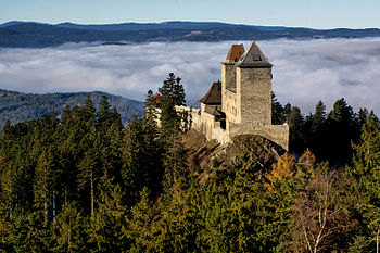 Autumn view of the Kašperk Castle, Bohemian Forest Foothills, southwestern Bohemia. Foto: Jiří Strašek Licenza: cc-by-sa-4.0